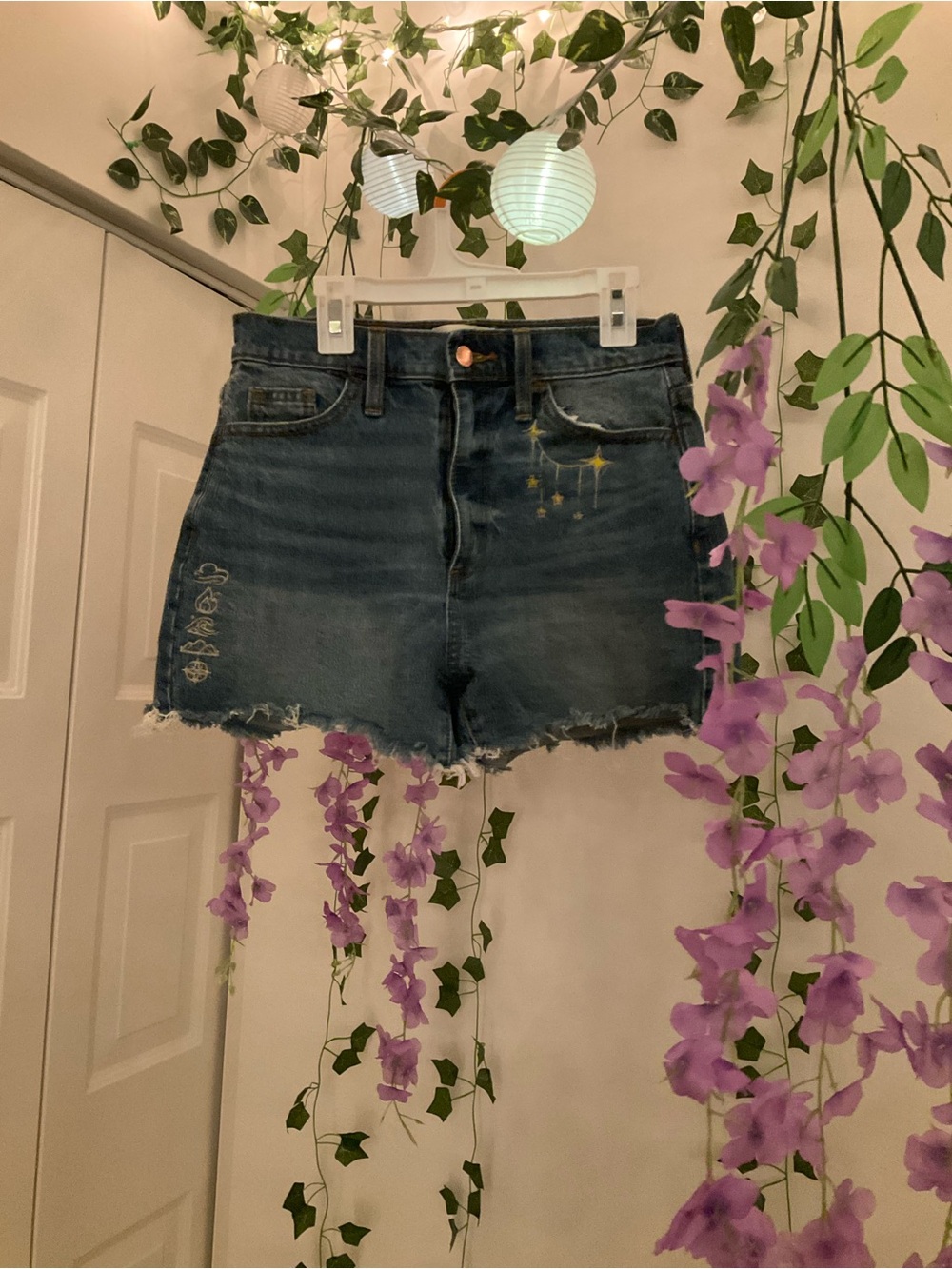 Universal Thread Dark Wash Denim Shorts with Frayed Hem and Embroidered Patterns